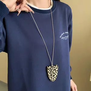 Leopardmuster dreieckige magnetische Brillenbeutel-Halskette auf dunkelblauem Sweatshirt