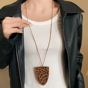 Detailansicht der Brillen-Tasche aus Kunstleder mit Leopardenmuster, getragen als Halskette
