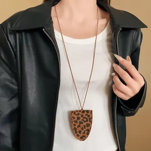 Nahaufnahme einer magnetischen Brillenetui-Halskette mit Leopardenmuster aus Kunstleder.