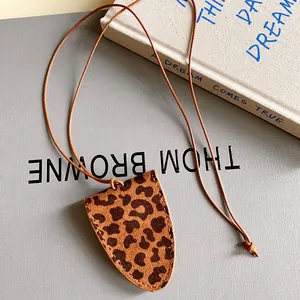 Detailansicht einer Leopard-Print Kunstleder-Halskette mit Brillenetui-Anhänger.