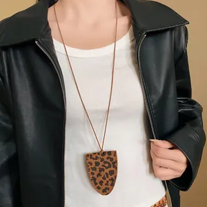 Detailansicht der stylischen Magnet-Brillentasche Halskette mit Leopardenmuster auf Modell