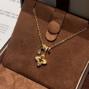Elegant 18K Gold Plated Flower Pendant Necklace With Zirconia For Women Light Luxury Copper Clavicle Chain Jewelry