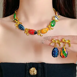 Französisches Vintage-Schmuckset: Emaillierte Eierkette und Ohrringe mit Schleifen