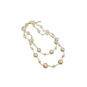 Elegante collar de perlas artificiales de varias capas para mujer con cadena dorada.