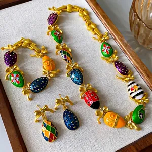 Vintage französisches Emaille-Ei Schmuckset mit goldenen Schleifen und Kristall-Details