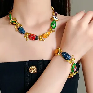 Vintage Emaille Halskette und Armband Set mit bunten Schleifenanhängern im französischen Stil