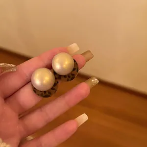 Minimalist Round Artificial Pearl Stud Earrings With Silver Earring Post Vintage Leopard Print Fashion Jewelry For Women