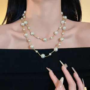 Vista detallada de un elegante collar de perlas artificiales de dos capas en una modelo