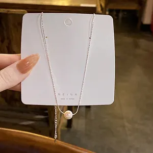 Élégant collier de perles d'eau douce minimaliste sur une carte de présentation