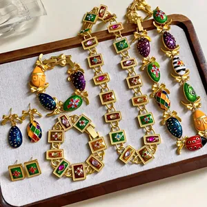Detaillierte Ansicht eines französischen Vintage-Emaille-Schmucksets mit Kristallen