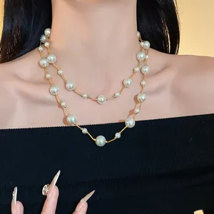 Primer plano detallado de un elegante collar de perlas de cristal de dos capas en modelo