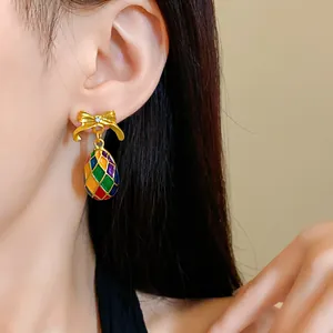 Detailansicht eines französischen Vintage-Ohrrings mit bunter Emaille und Schleife