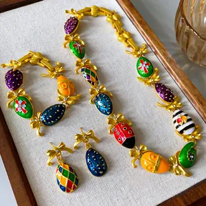 Französisches Vintage-Schmuckset mit Emaille-Anhängern und Schleifendetails in Gold