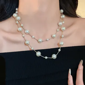 Detalle de collar de perlas de vidrio de doble capa en el cuello de la modelo elegante