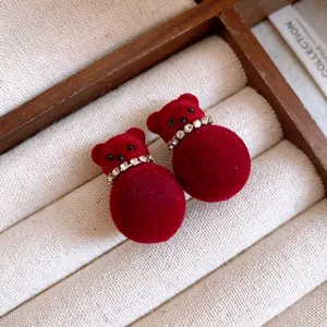 Dettaglio dei graziosi orecchini a orsetto rosso in peluche con collare di strass