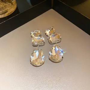 Eleganti orecchini a perno in argento con scintillanti cristalli quadrati e a goccia