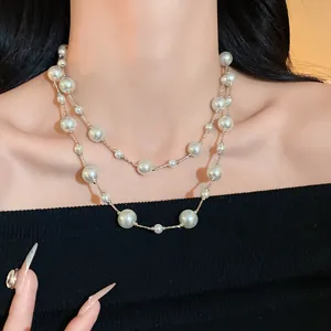 Detalle de un collar de perlas de cristal de doble capa en una modelo elegante