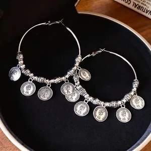 Orecchini a cerchio in argento vintage con ciondoli a moneta del profilo della Regina