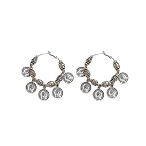 Orecchini a cerchio in argento stile etnico con ciondoli a moneta della Regina Elisabetta II