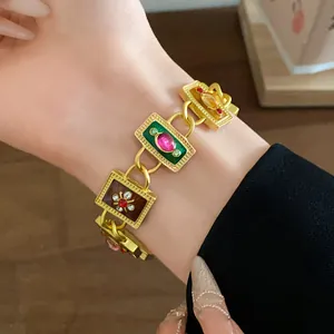 Nahaufnahme eines Vintage-Emaille-Armbands im französischen Stil mit bunten Strasssteinen