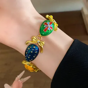 Detailansicht eines französischen Vintage-Emaille-Armbands mit goldenen Schleifen und Tropfen