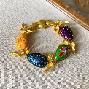 Detaillierte Nahaufnahme einer goldenen Vintage-Halskette mit bunten Emaille-Anhängern