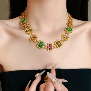 Nahaufnahme einer französischen Vintage-Emaille-Halskette mit Blumen und Kristallen