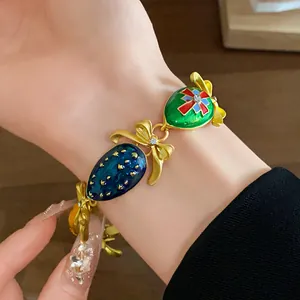 Nahaufnahme des französischen Emaille-Armbands mit bunten Wassertropfen und Schleifen