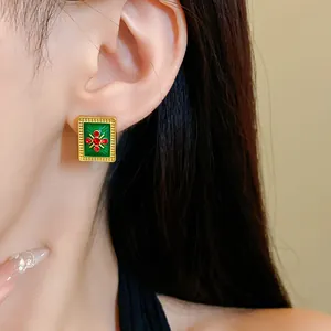 Nahaufnahme von grünen Emaille-Ohrringen im französischen Vintage-Stil mit Strass