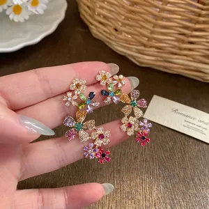 Primo piano dei dettagli intricati di vivaci orecchini a fiore colorati in stile dopamina