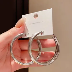 Orecchini a cerchio spessi placcati in argento con finitura in metallo spazzolato elegante