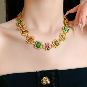 Detailaufnahme einer französischen Vintage-Emaille-Halskette mit Blumenmustern und Strass