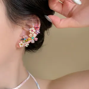 Ear cuff con fiori multicolori e zirconi scintillanti in uno stile di moda dopamina