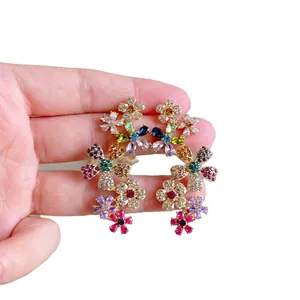 Orecchini a lobo a forma di fiore colorati con zirconi multicolori per donna.