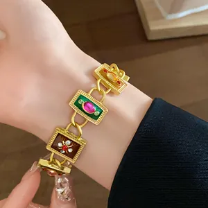 Nahaufnahme eines goldenen Armbands im französischen Vintage-Stil mit Emaille und Steinen