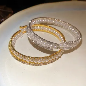 Bracciale Rigido Aperto a Tre Strati Minimalista Francese per Donna Oro Argento Lega con Strass Incastonati Perla Artificiale Elegante Regolabile Gioielli di Lusso Regalo