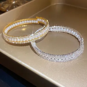 Elegante bracciale aperto a tre strati con perle e strass luccicanti per donna