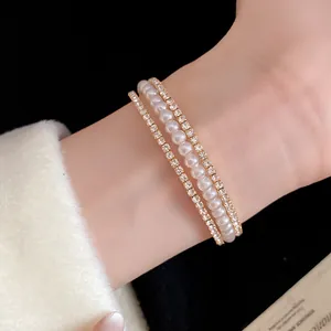 Elegante bracciale dorato a tre strati con perle bianche e strass scintillanti da donna.