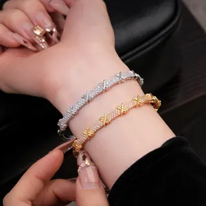 Bracelet Jonc en Cuivre Électroplaqué avec Zirconia Croisé pour Femme Mode Géométrique Forme X Boucle Active