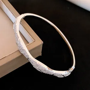 Vue détaillée d'un bracelet jonc argenté avec motif matelassé et oxydes de zirconium