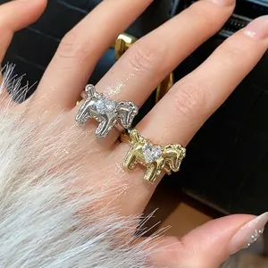 Luxury horse-shaped adjustable rings with sparkling heart zircon in gold and silver finish
