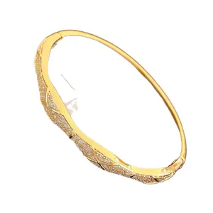 Bracelet jonc élégant plaqué or avec motif croisé en zircone et fermoir à charnière