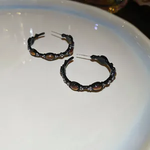 Elegante vintage schwarze Creolen mit künstlichen Tigerauge-Steinen und Zirkonia