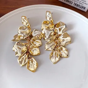 Pendientes colgantes de flores en metal dorado vintage con diseño de pétalos en capas
