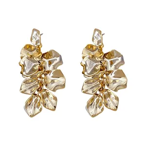 Elegantes pendientes largos vintage de metal dorado con pétalos de flores en capas