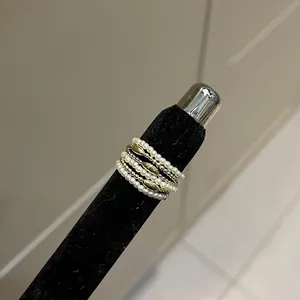 Detailansicht des eleganten mehrlagigen Perlenrings mit 18k vergoldeten Perlen