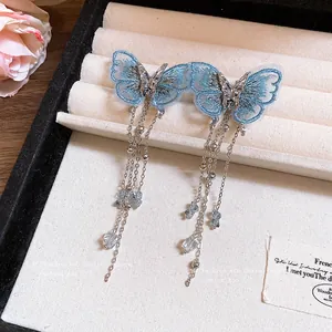 Orecchini a farfalla ricamati con nappe di cristallo ed eleganti aghi in argento