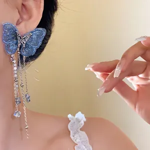 Orecchini a farfalla ricamati blu con nappe in cristallo scintillante per donna.