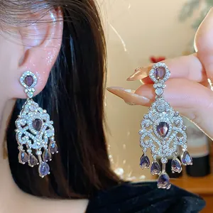 Squisiti orecchini a nappa con fiori in zircone stile corte vintage con dettagli in argento