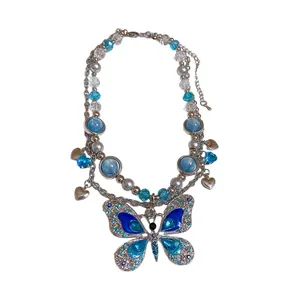 Collana a doppio strato con farfalla di cristallo blu, ciondoli a cuore e perline